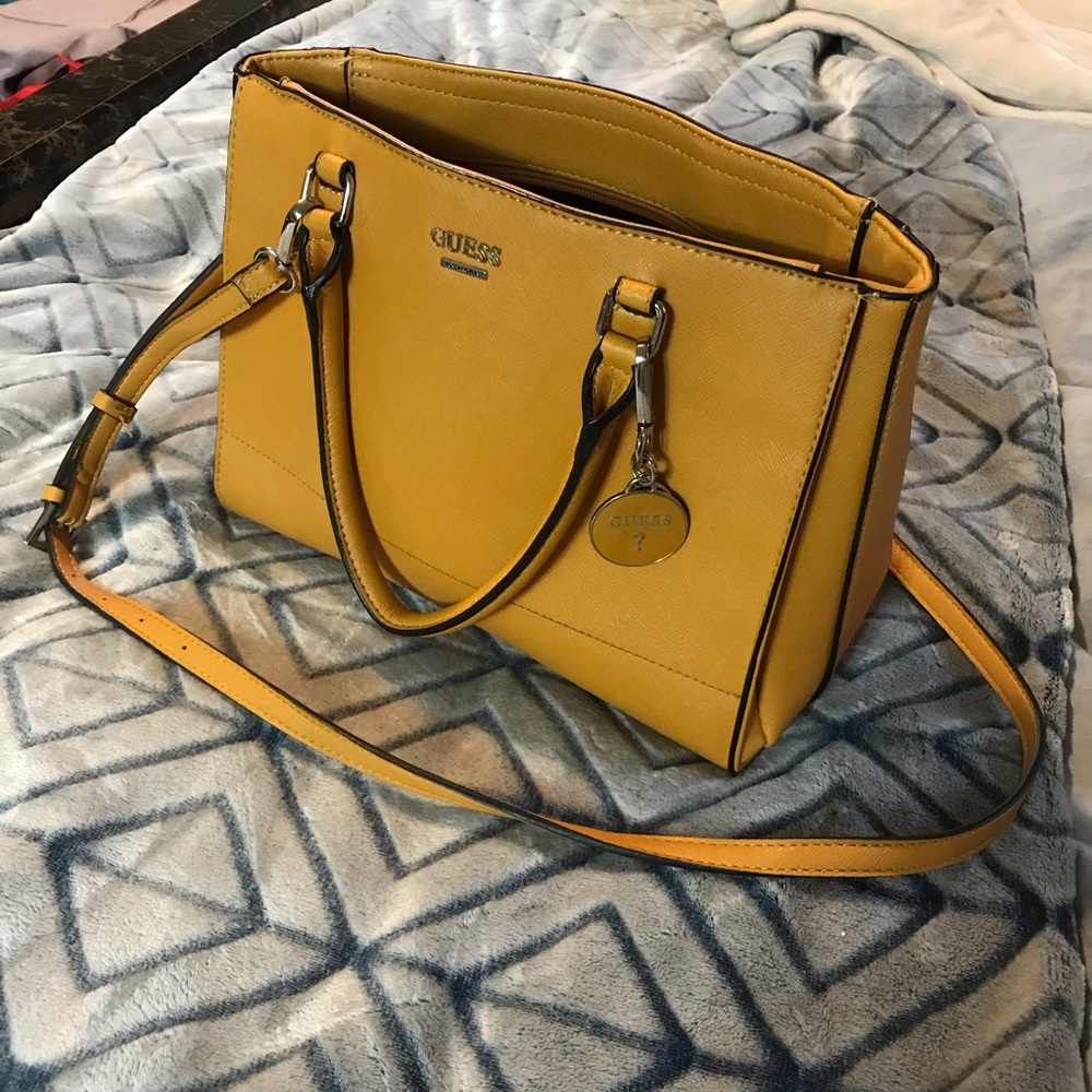 😍LIMITED EDITION GUESS PURSE👜